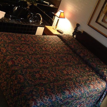 Colonial Inn Mercer-Grove City Room photo