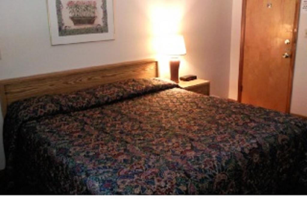 Colonial Inn Mercer-Grove City Room photo
