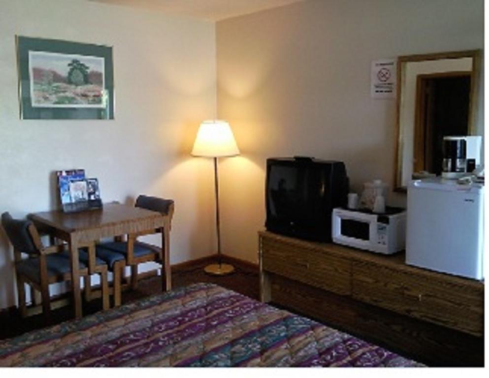 Colonial Inn Mercer-Grove City Room photo
