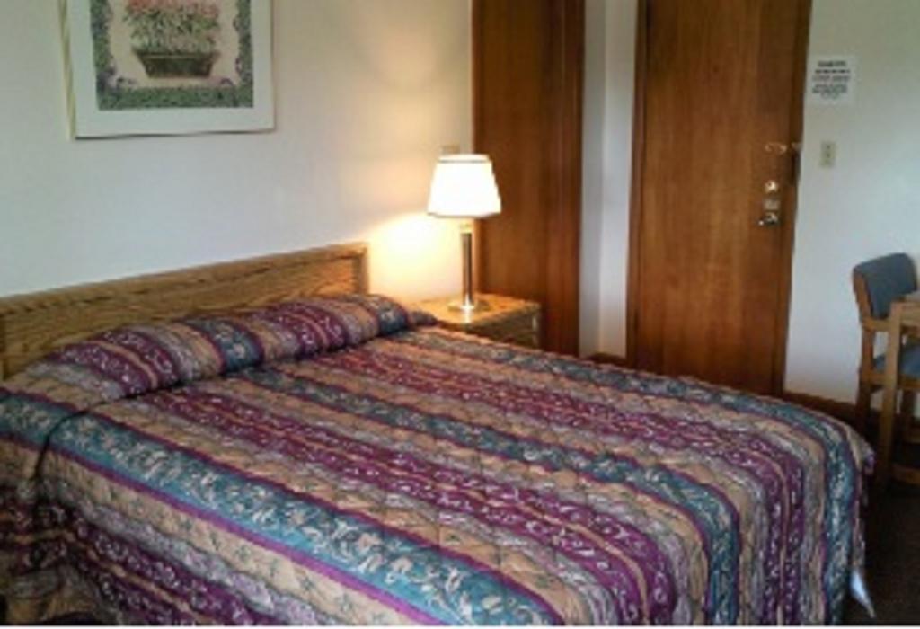 Colonial Inn Mercer-Grove City Room photo