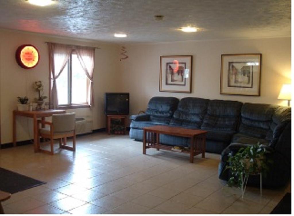 Colonial Inn Mercer-Grove City Room photo