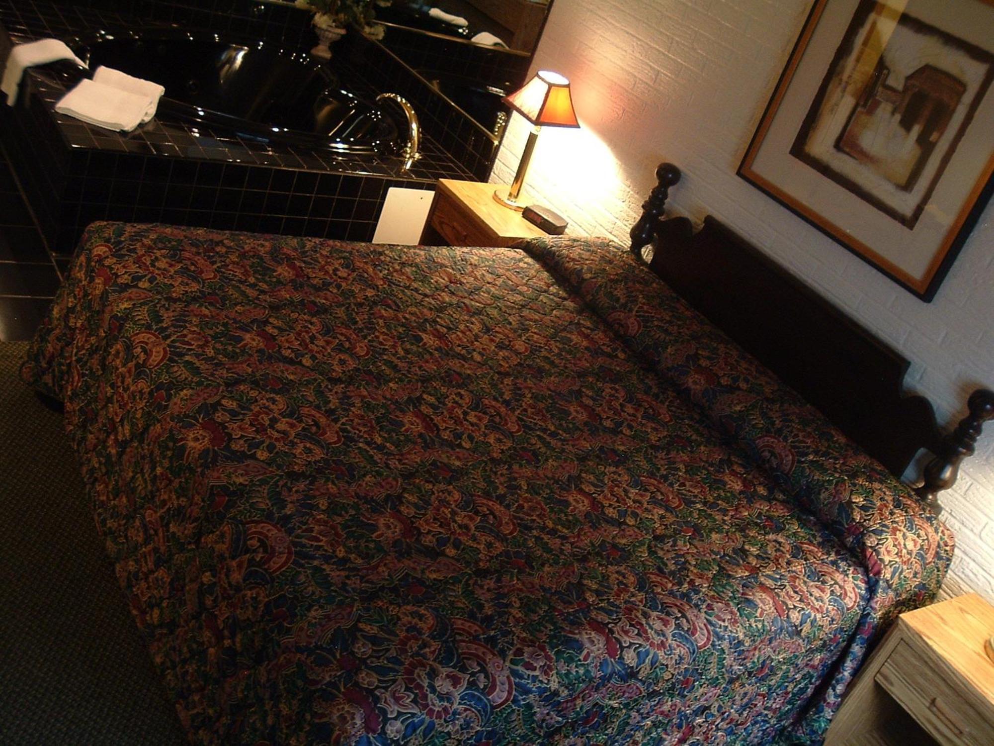 Colonial Inn Mercer-Grove City Room photo