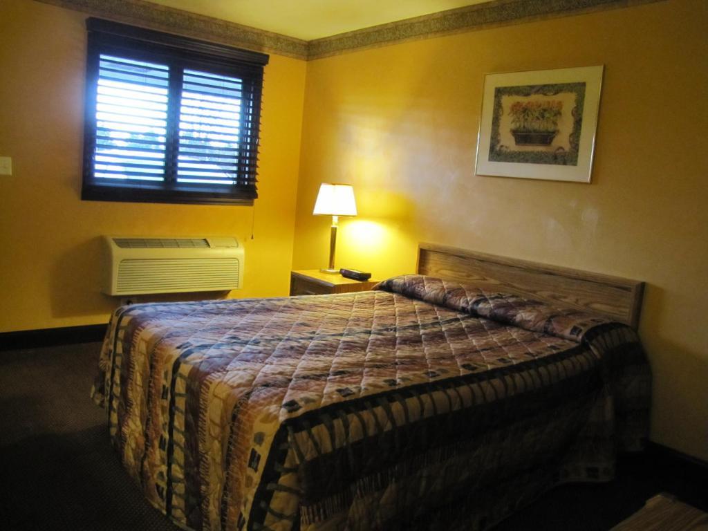 Colonial Inn Mercer-Grove City Room photo