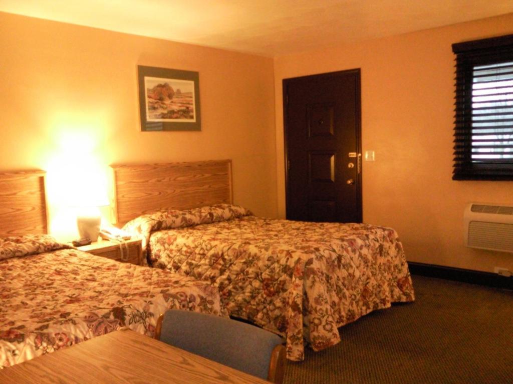 Colonial Inn Mercer-Grove City Room photo