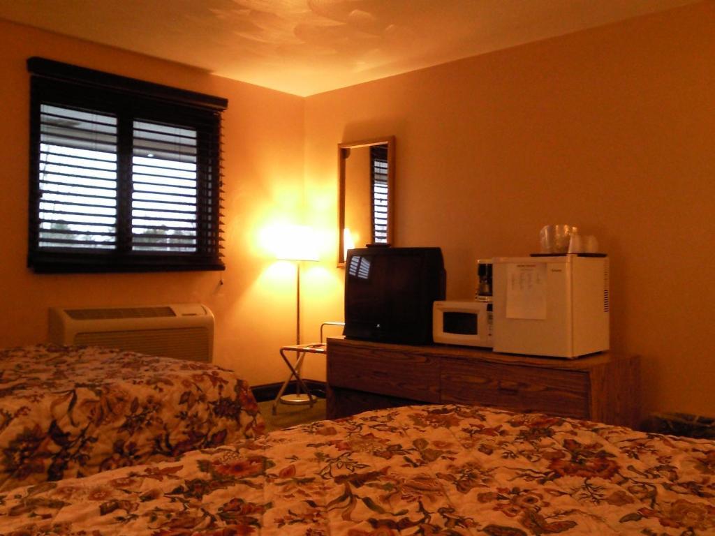 Colonial Inn Mercer-Grove City Room photo